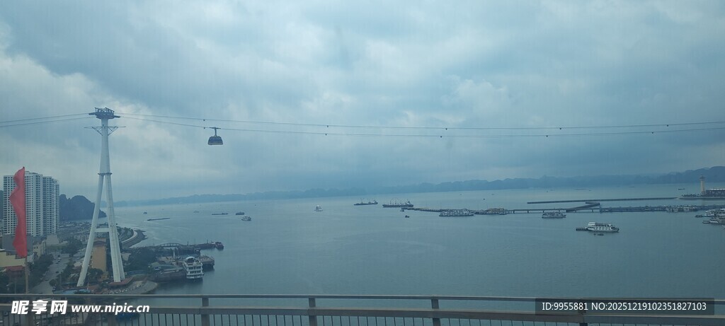 越南下龙湾海滨港口风景