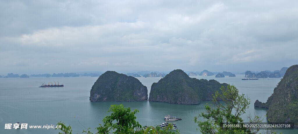 越南下龙湾海上喀斯特美景
