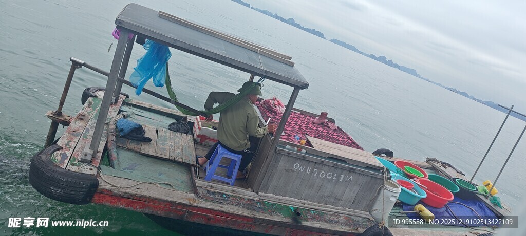 越南下水上娱乐船及多样游玩设施