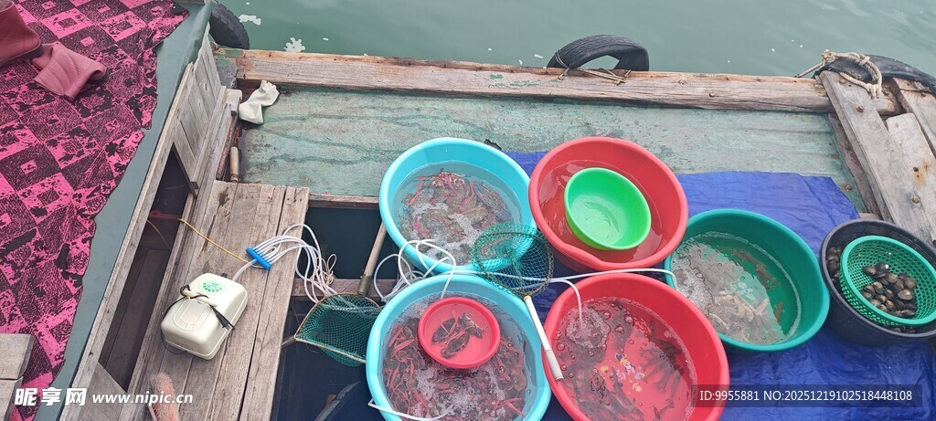 越南下龙湾多彩圆盘收纳于车内