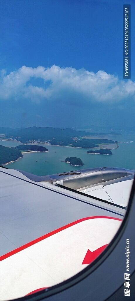 韩国首尔飞机视角下的蓝天碧海