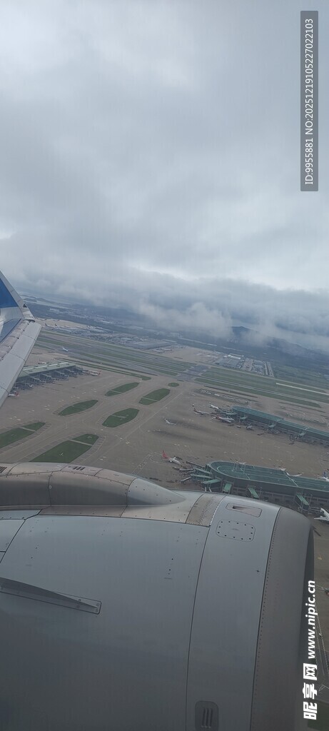 韩国首尔飞机窗外的云海与大地