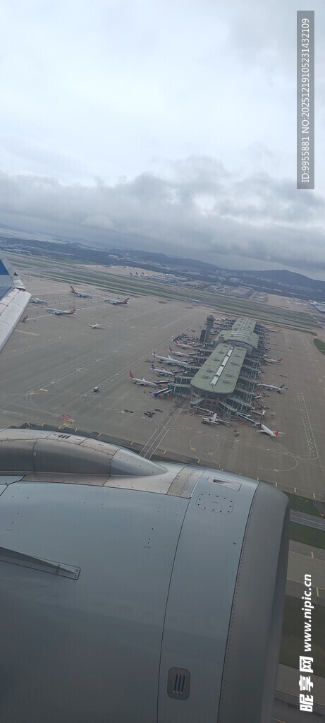 韩国首飞机舷窗视角下的机场景象