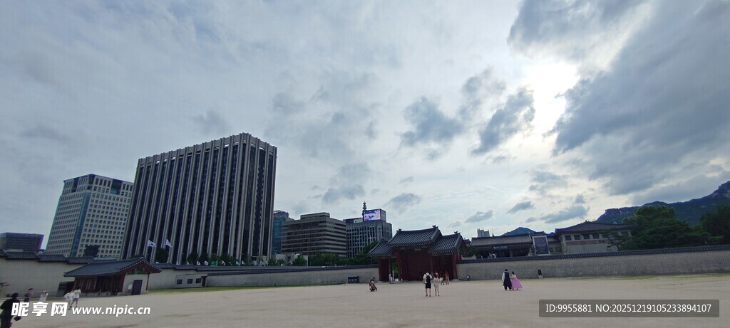 韩国首机场停机坪与远处城市景观