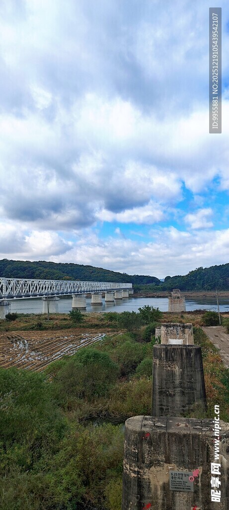 韩国首尔自然风光中的古老桥梁