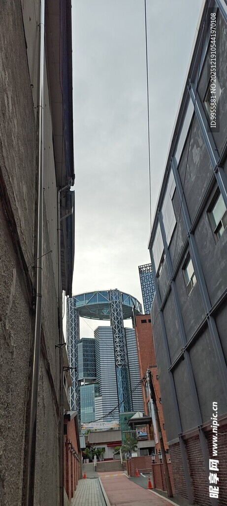 韩国首尔城市中狭窄的建筑通道