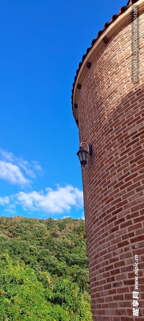 韩国首尔古老塔楼与蓝天绿野