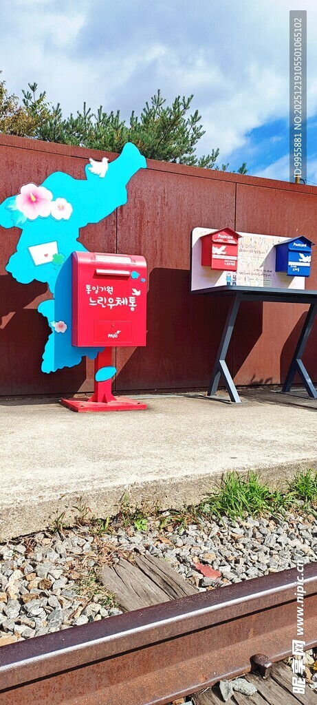 韩国首尔铁轨旁的彩色创意装置