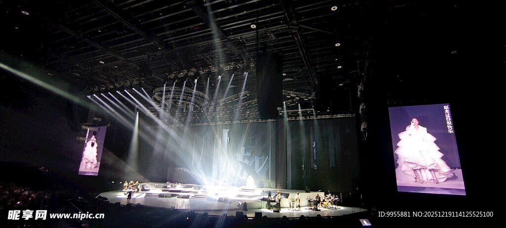 大湾区澳舞台灯光璀璨的演出场景