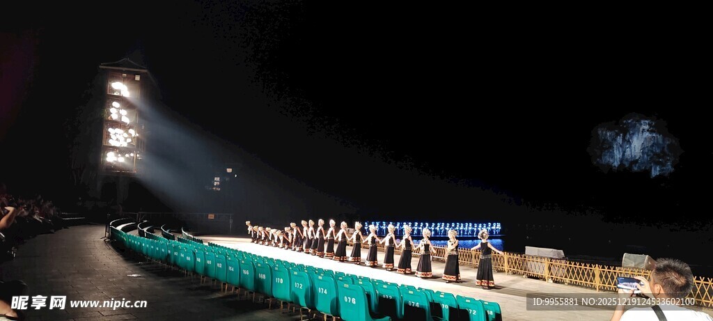 广西桂林阳夜晚泳池边的璀璨景象