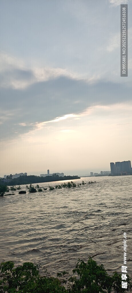 四川成都乐山海滨城市黄昏风景