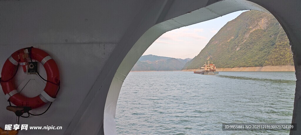 重庆宜船窗视角下的海景与救生圈