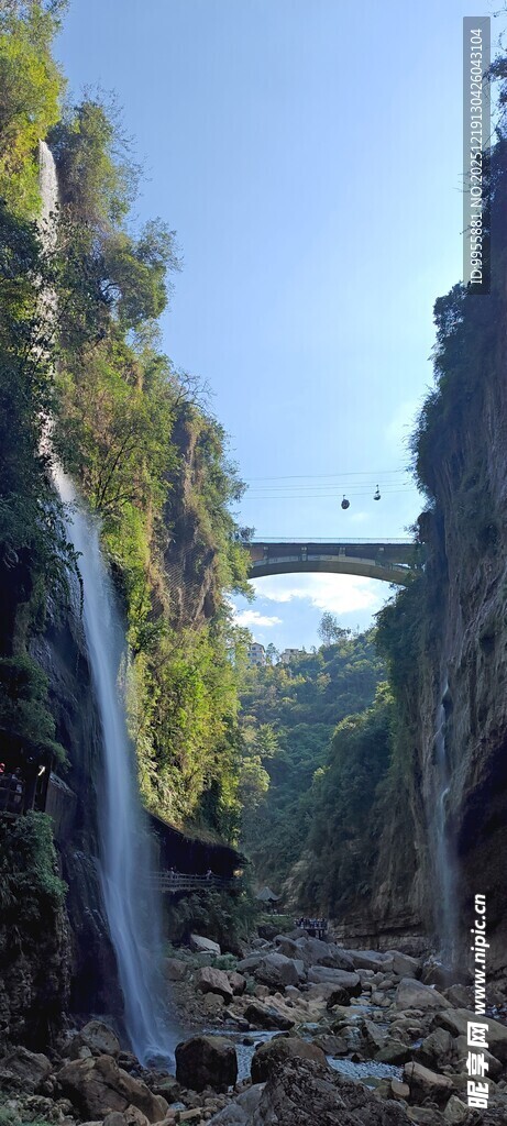 重庆宜奇幻山谷中的壮丽瀑布景观