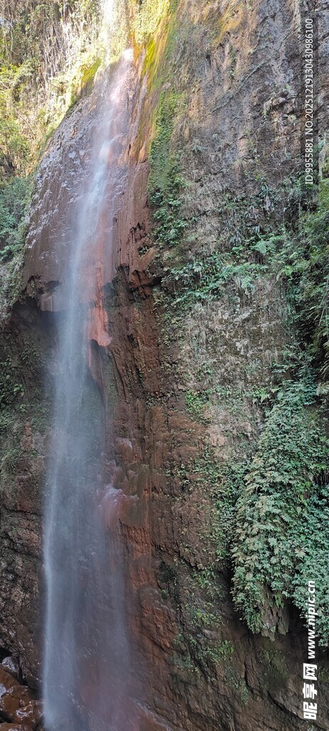 重庆宜昌壮观山间瀑布景观