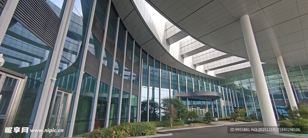 湖北恩施现代风格弧形玻璃建筑