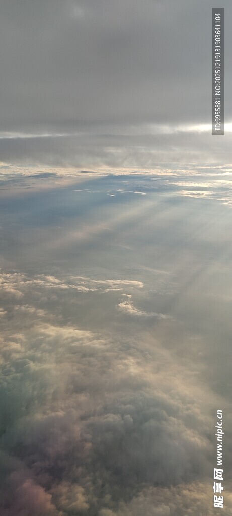 湖北恩施云端之上的梦幻光线景观