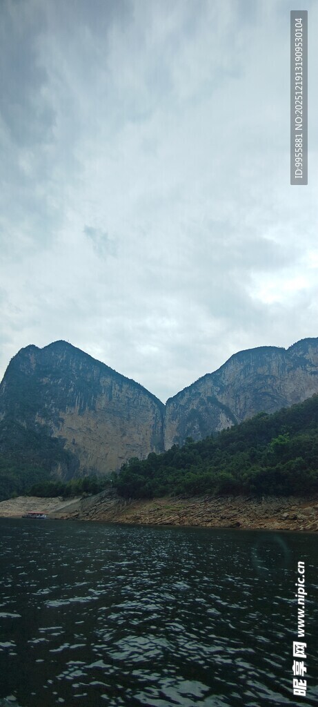 湖北恩施云雾缭绕的山水景致