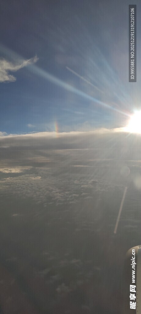 湖北恩施高空俯瞰云海与阳光