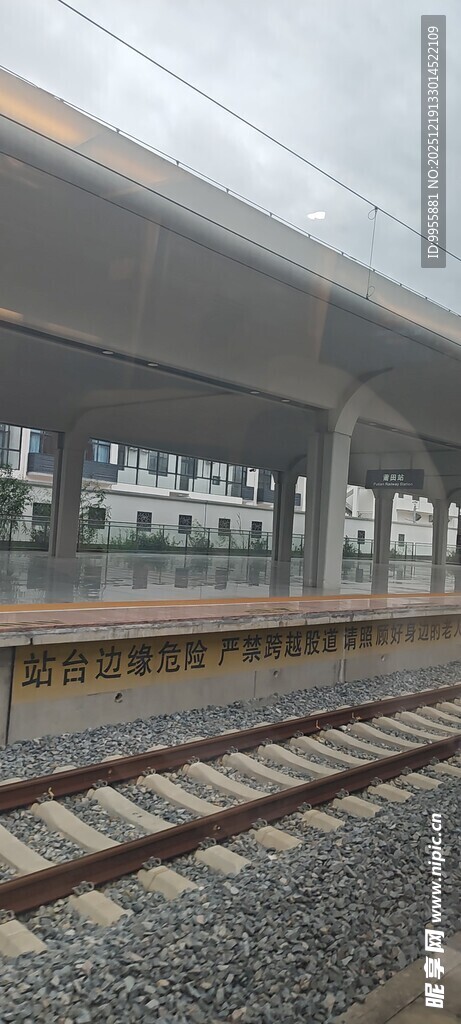 江西婺源铁轨旁的列车车厢