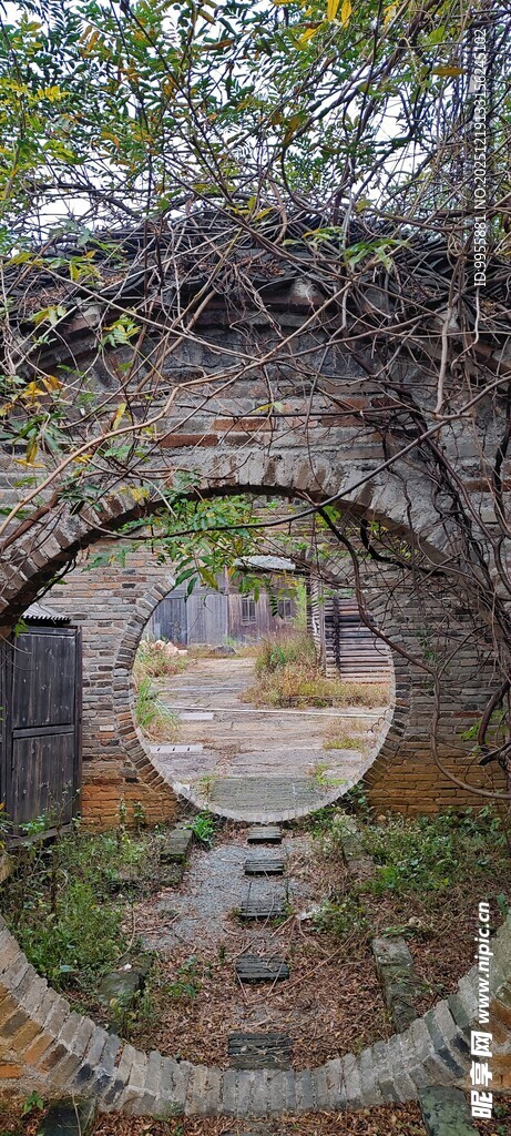 江西婺源古墙圆洞后的自然景致