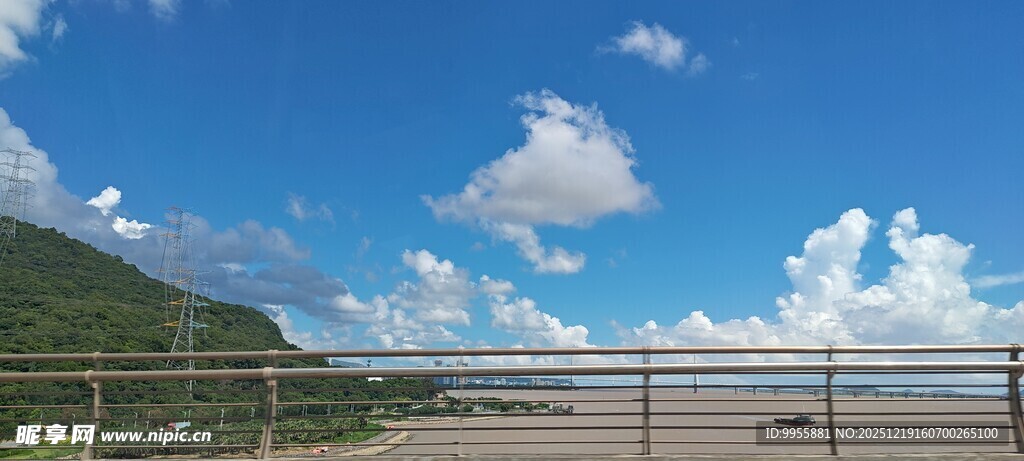 海边风光蓝天白云青山