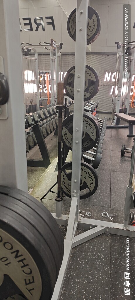 1健身房内的杠铃器械设备