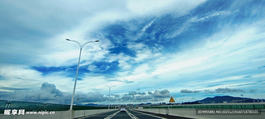 1公路伸向远方的美丽风景