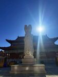 阳光下的寺庙与雕像