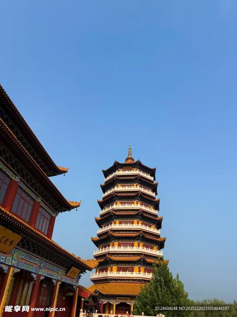 古寺旁的多层宝塔