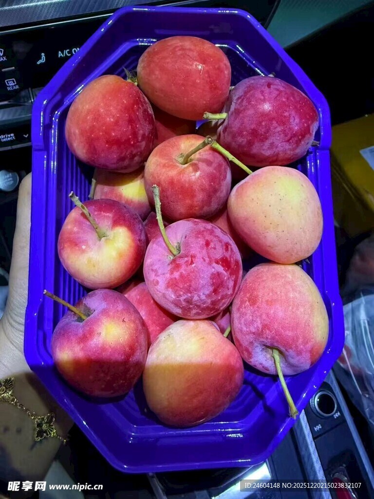 紫色容器中的新鲜水蜜桃