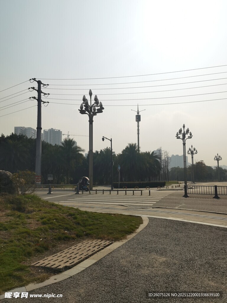 户外开阔道路及周边景观