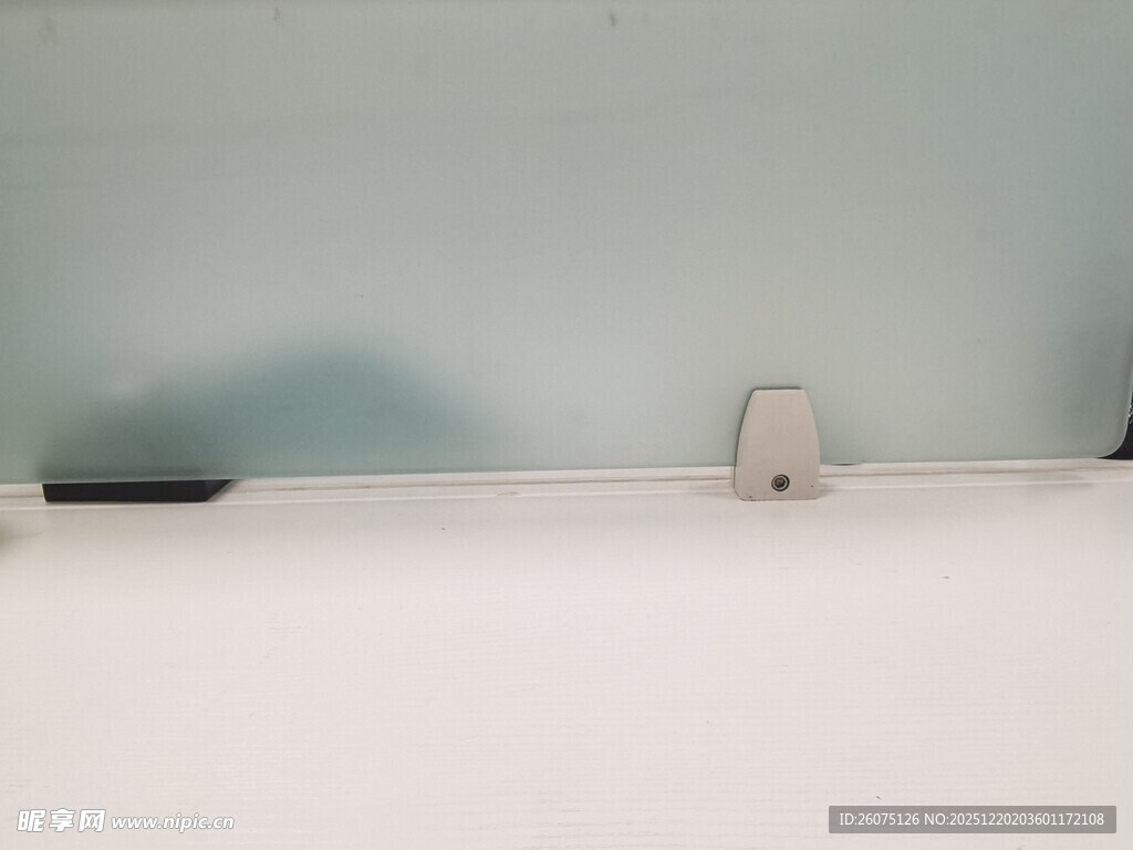 简约浴室白色浴缸一角