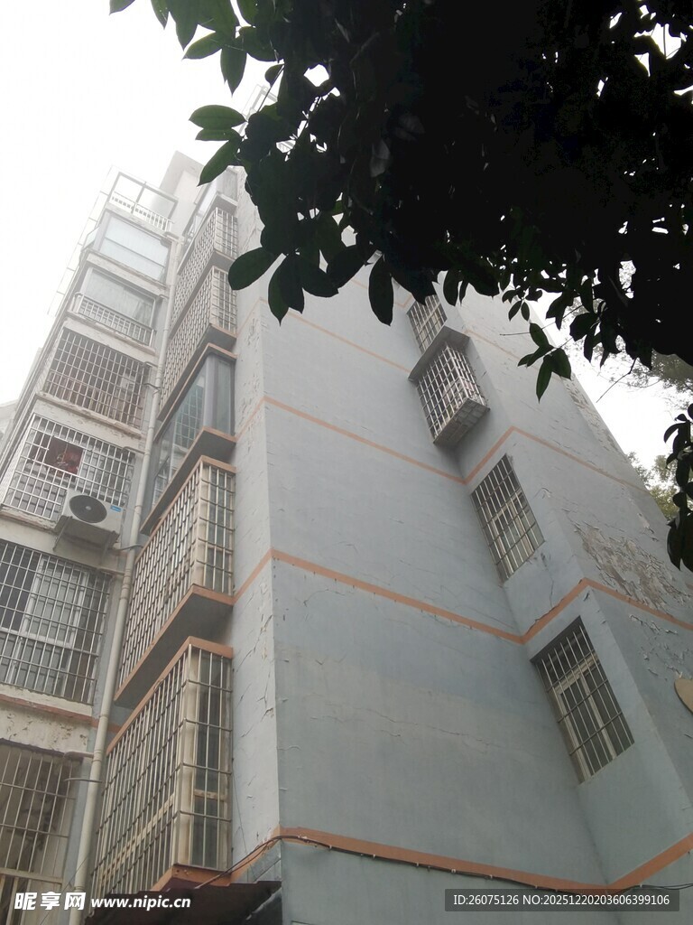 多层居民楼外观一角