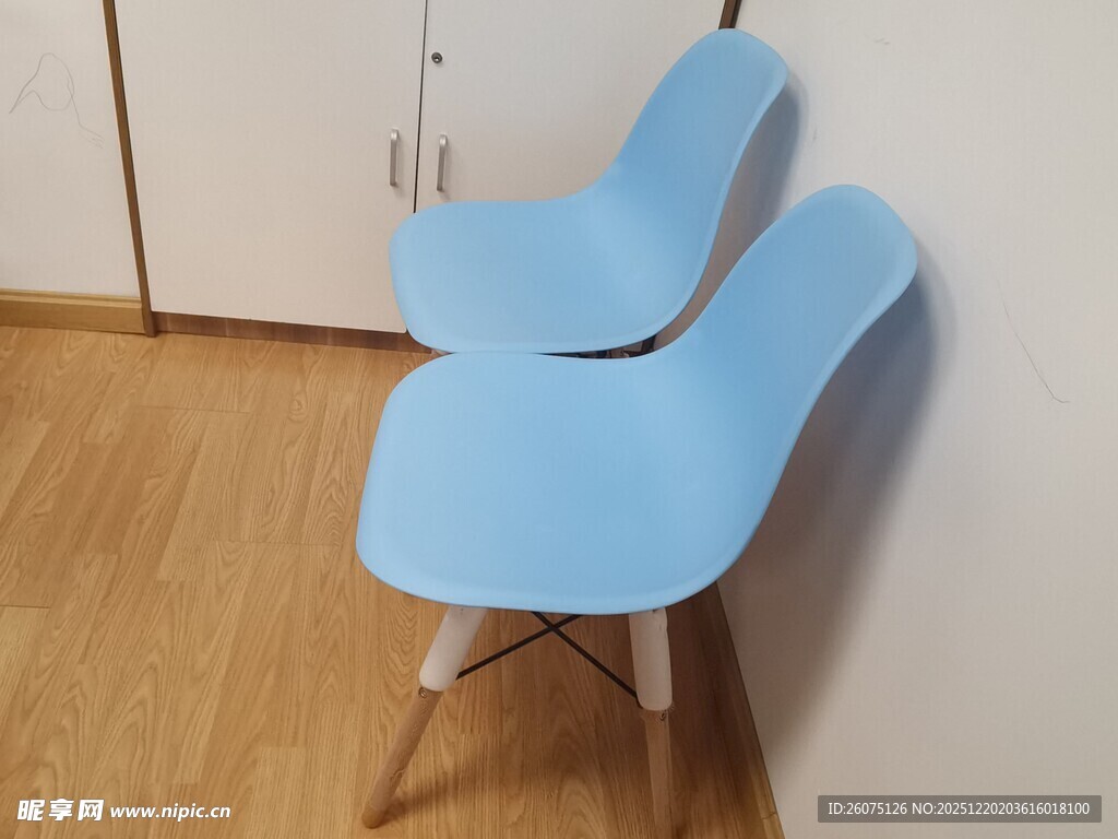 两把浅蓝色简约设计椅子