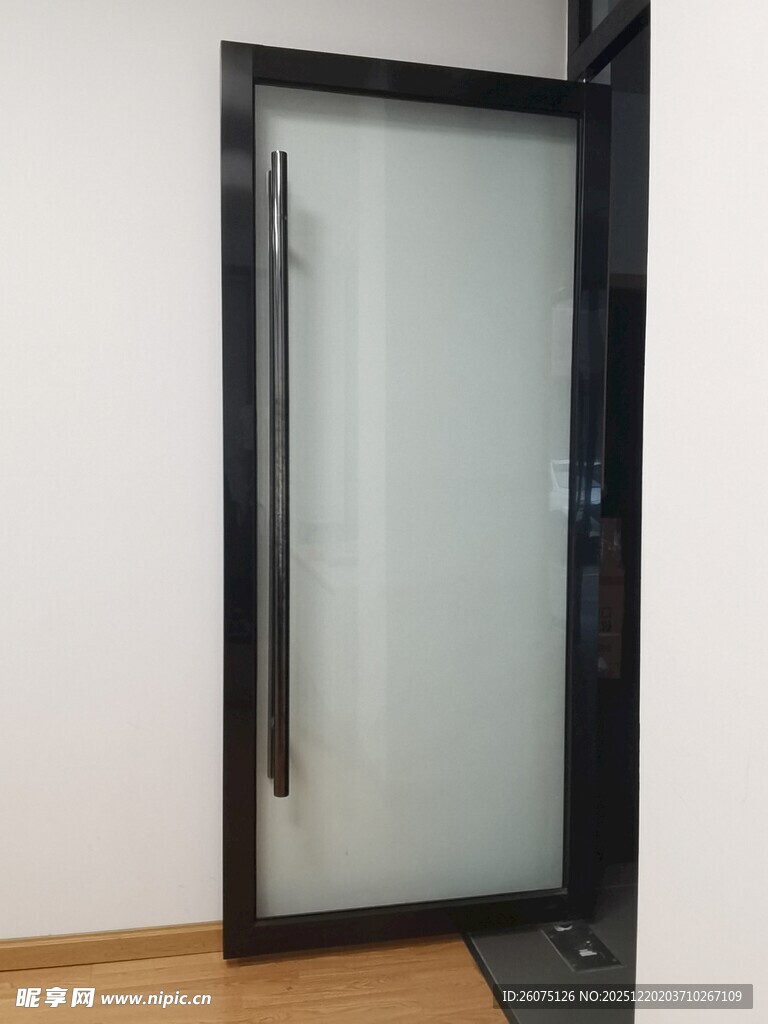 简约玻璃黑框门