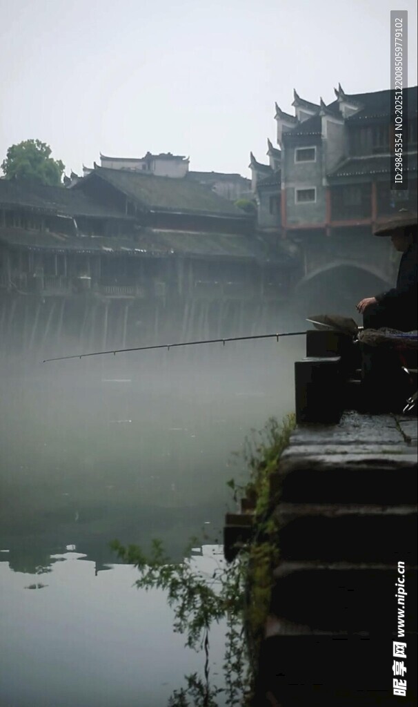 水乡晨雾中的古朴建筑