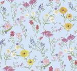 浅蓝色底缤纷花卉图案