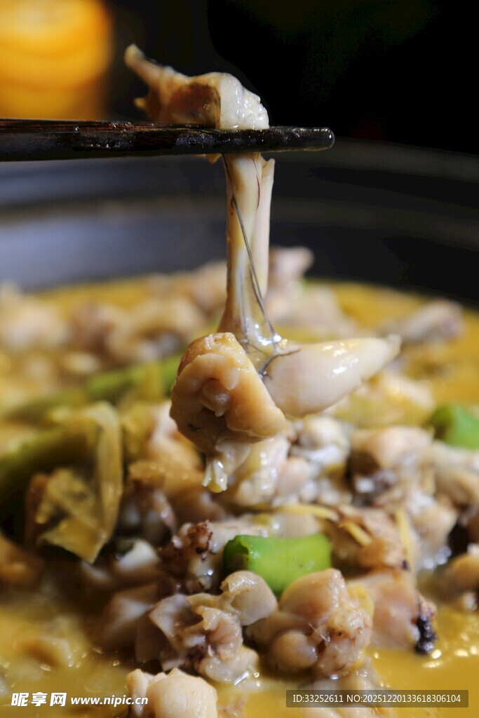 美味牛蛙火锅诱人瞬间