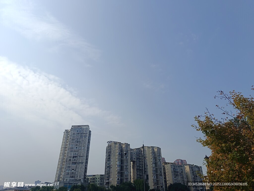 城市高楼与晴朗天空