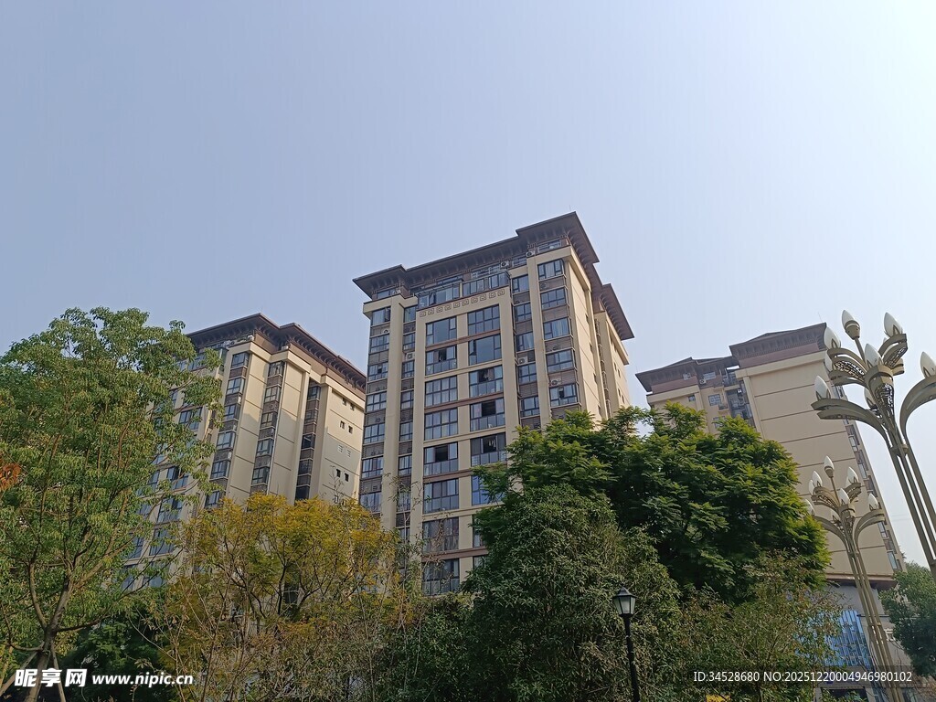 高层住宅与周边绿植景观