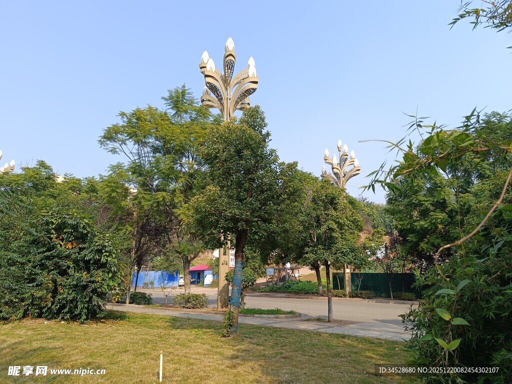 公园中的雕塑与绿植景色