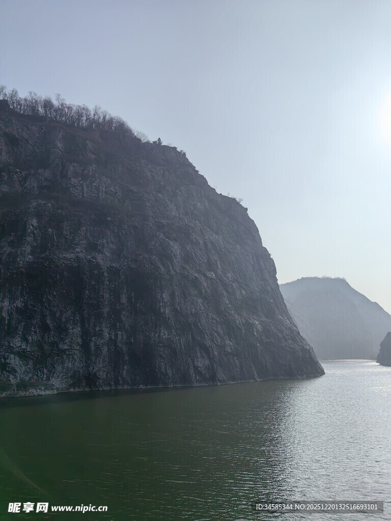 壮丽山水间的江景风光