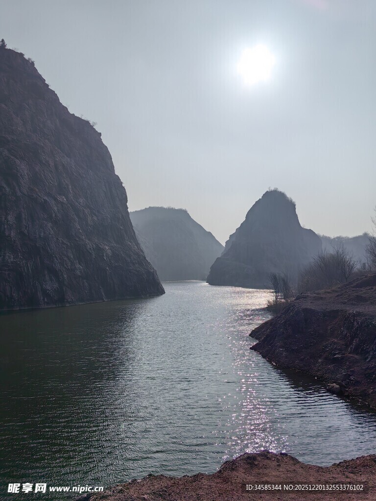 山水间的静谧河畔风光