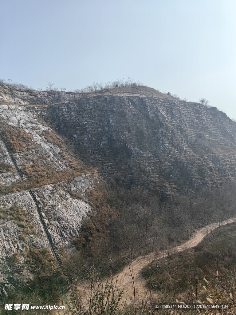 荒凉山地间的蜿蜒小道