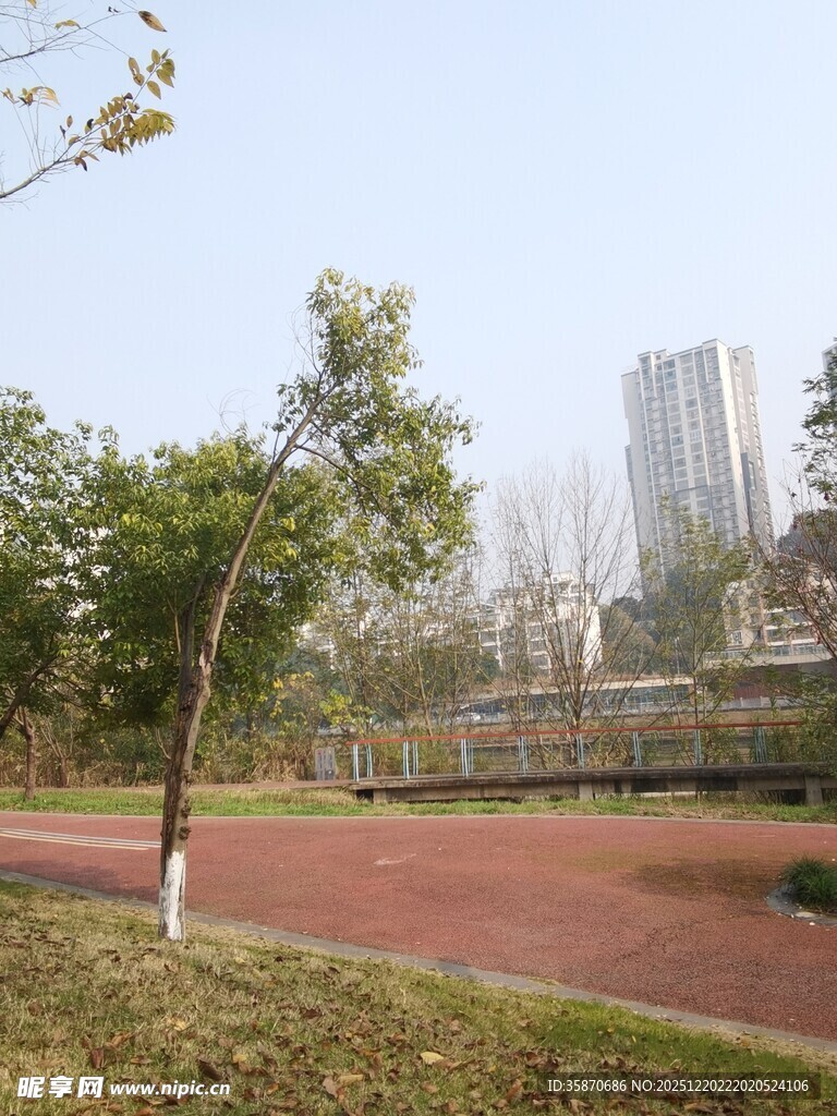 城市公园中的红色跑道