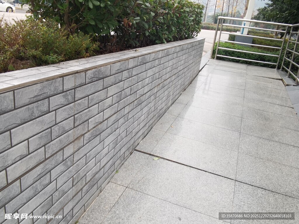 砖砌人行道旁的矮墙