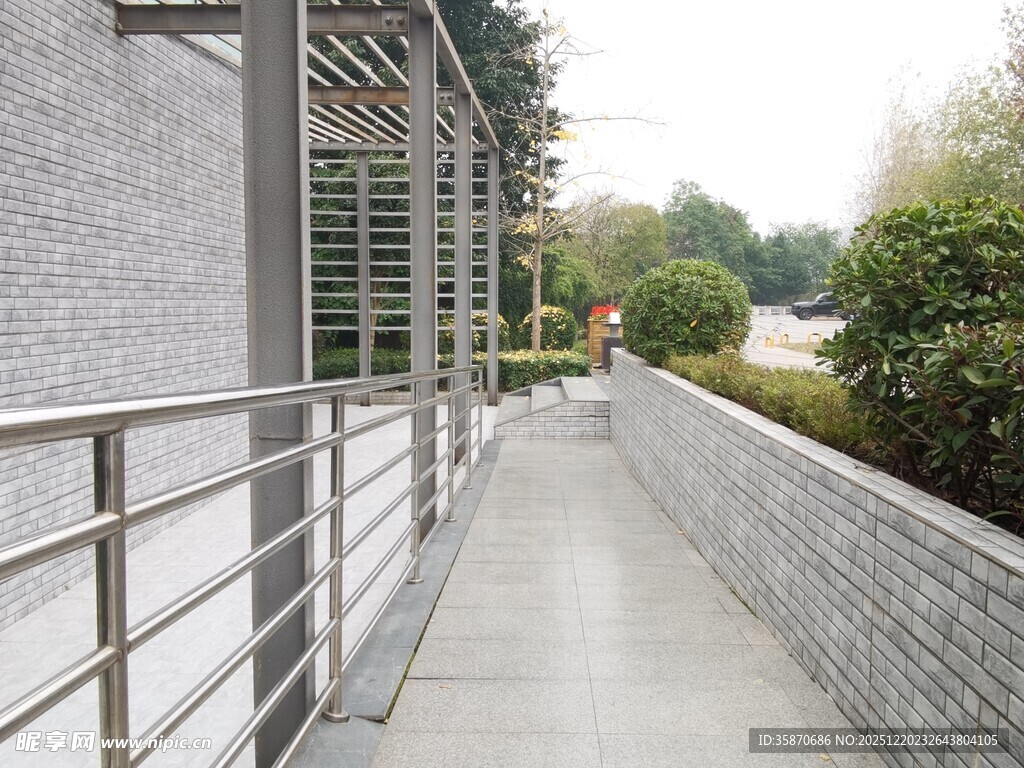 现代风格户外金属栏杆步道