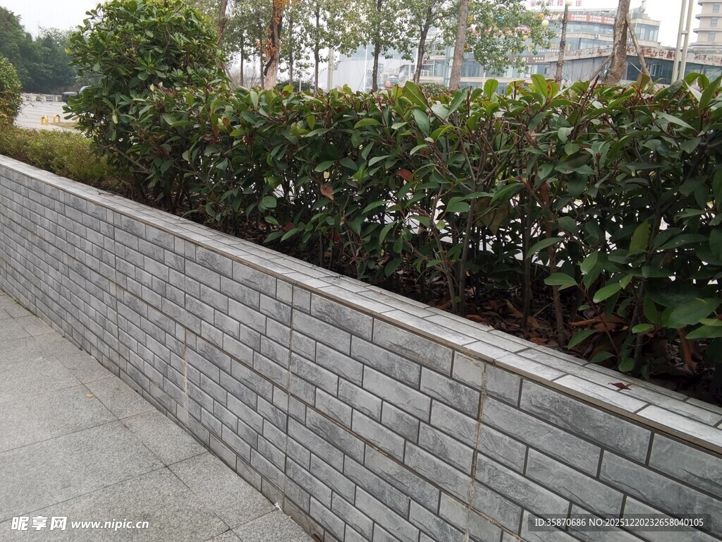 砖砌矮墙配绿植景观