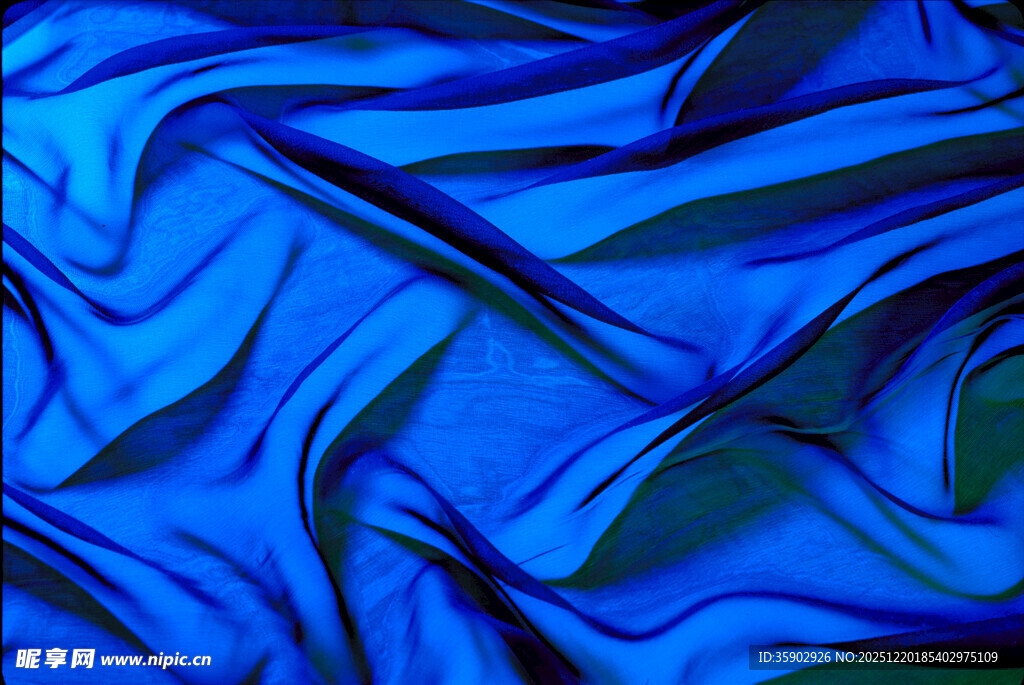 蓝色褶皱布料纹理特写