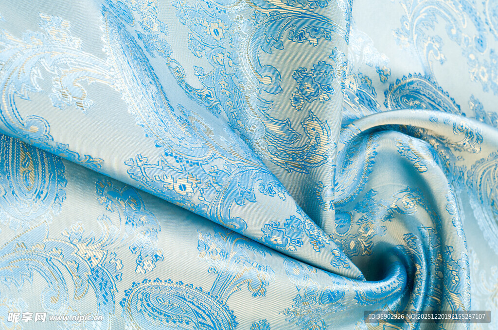 蓝白花纹丝绸面料特写